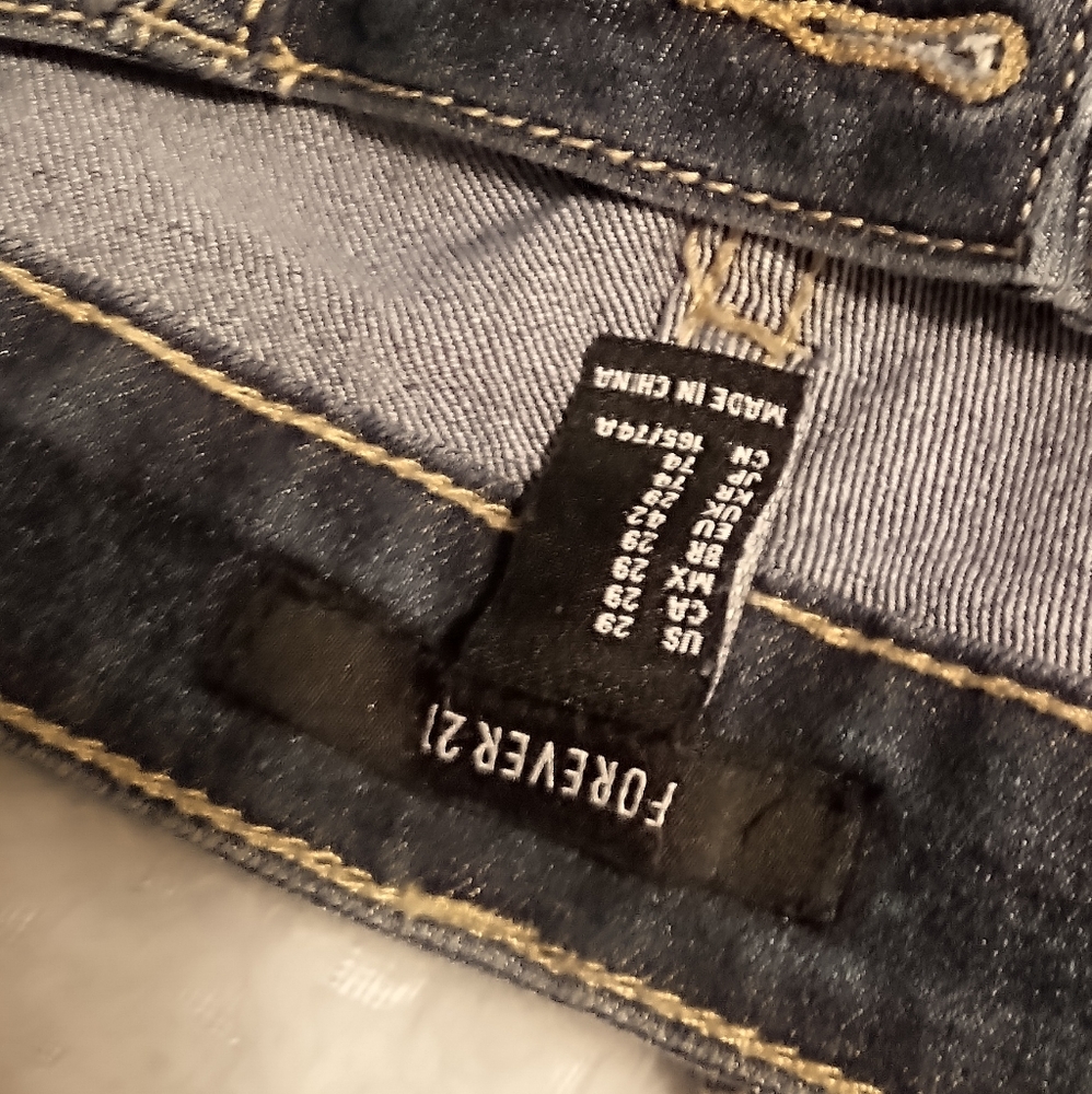 Never worn forever 21 skinny jeans , size 28 , lil stretchy. Great pair of nice